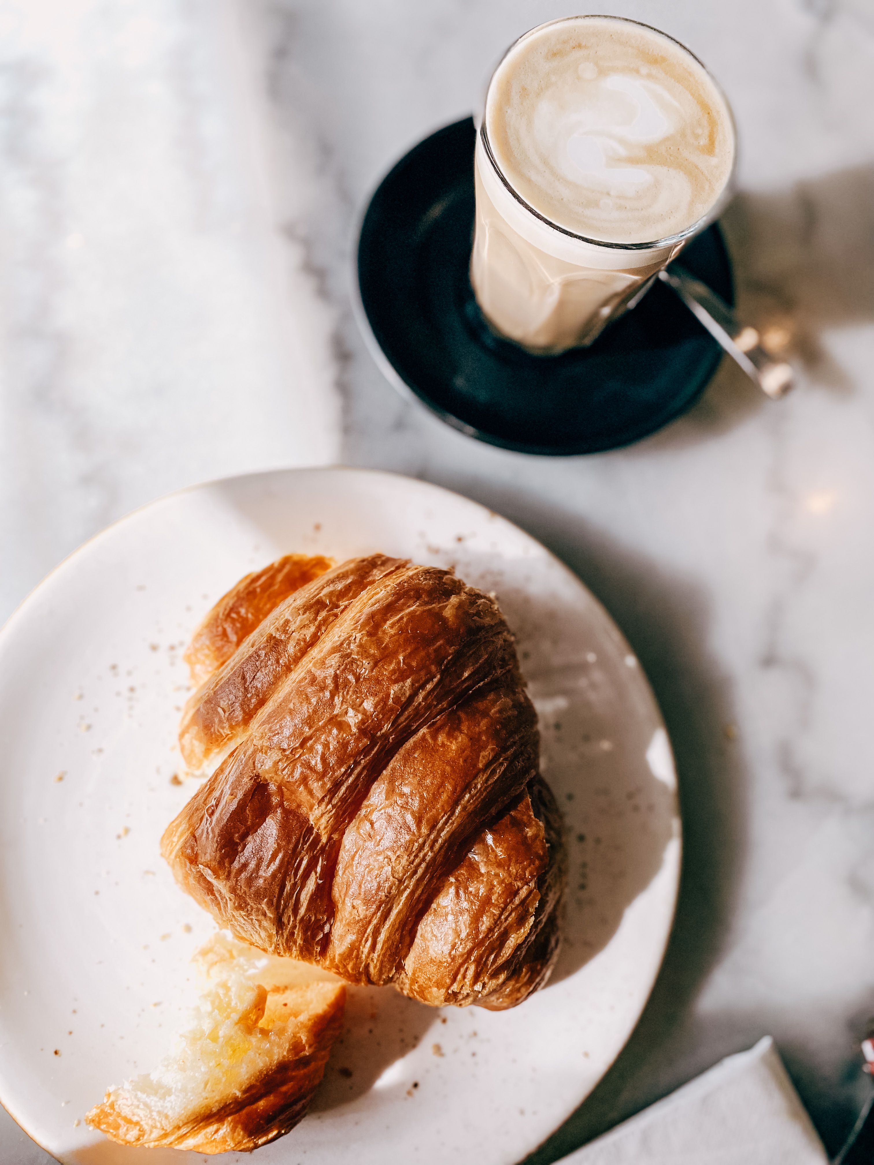 Croissant i cafè